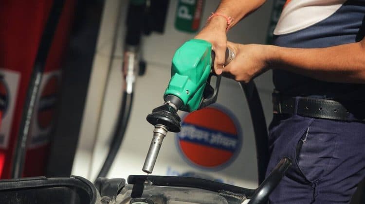 Prețurile carburanților scad: ANRE anunță noi tarife pentru benzină și motorină