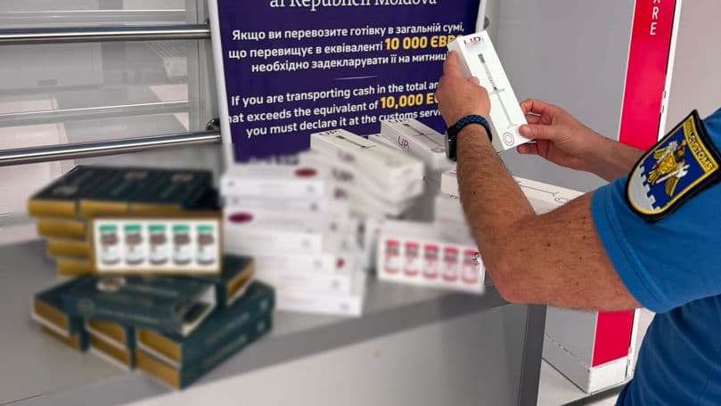 Femeie din Paris, prinsă cu 150 de fiole injectabile la Chișinău