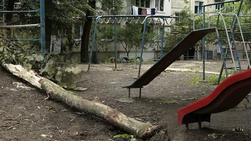 Nemulțumiri în Bălți: Terenuri de joacă inundate și copaci periculoși