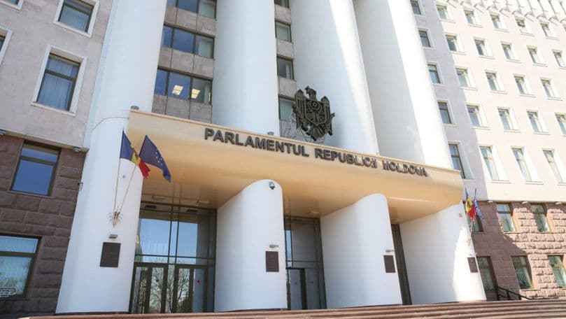 Parlamentul analizează escrocheriile online și telefonice: Audieri publice programate