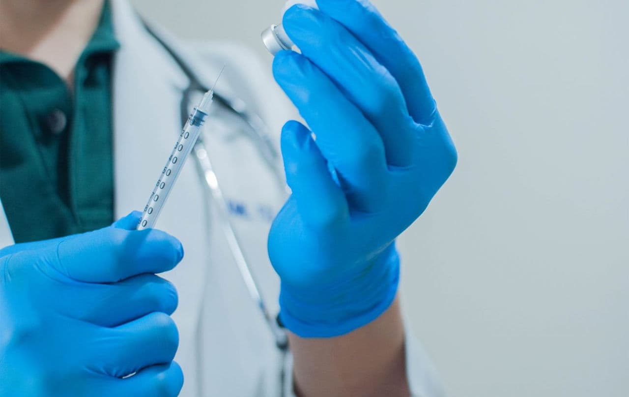 Cercetătorii au dezvoltat o vaccinare revoluționară cu IA: o injecție pentru toate virusurile
