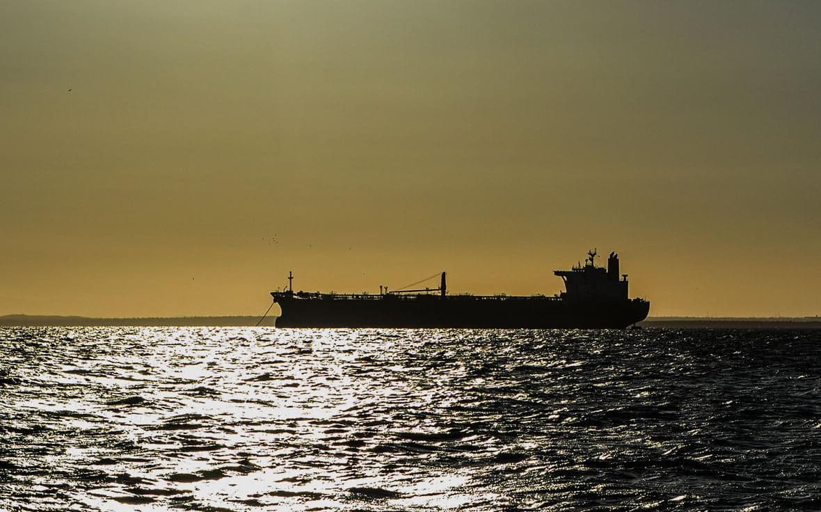 Căpitanul unui tanker rus, reținut de Marina Franceză, riscă închisoare și amendă