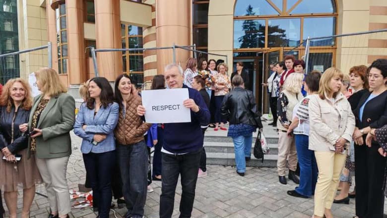 Protest masiv în România: mii de angajați financiari contestă legea salariilor