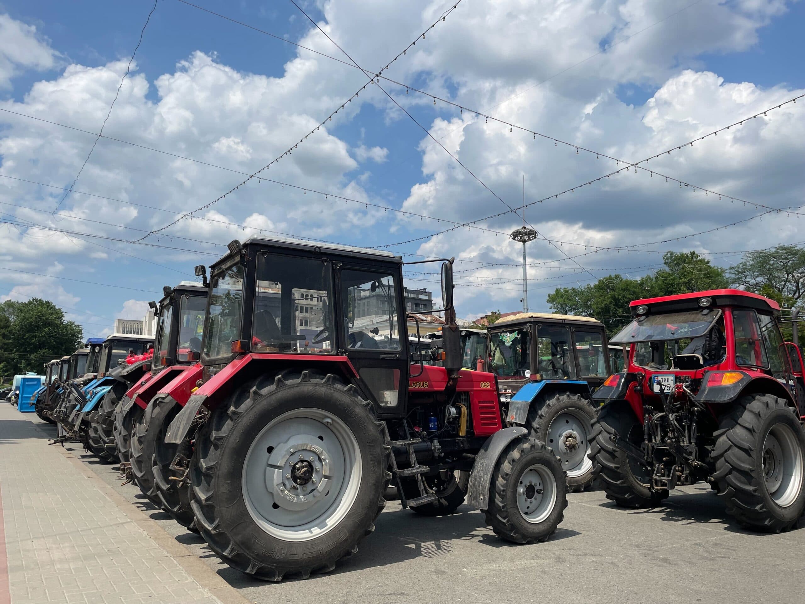 Peste 2200 de fermieri din Moldova au solicitat compensații pentru motorină