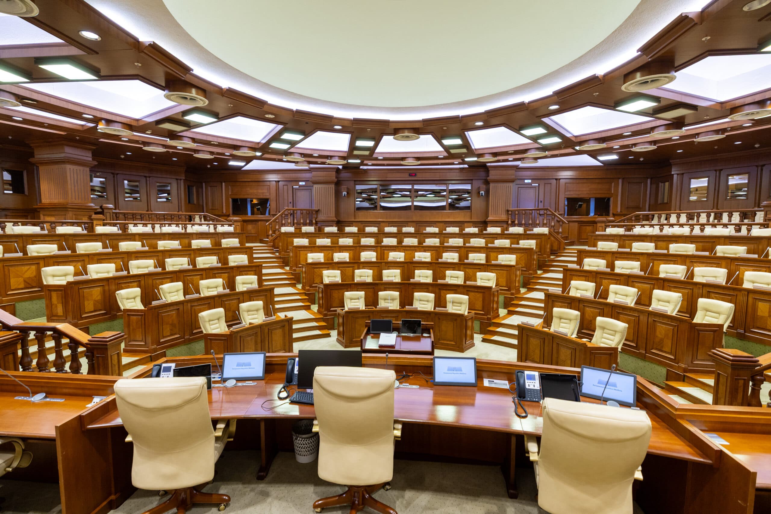 Parlamentul Moldovei va discuta despre telefonul fraudelor. Invitați: Ministerul de Interne, SIB și bănci