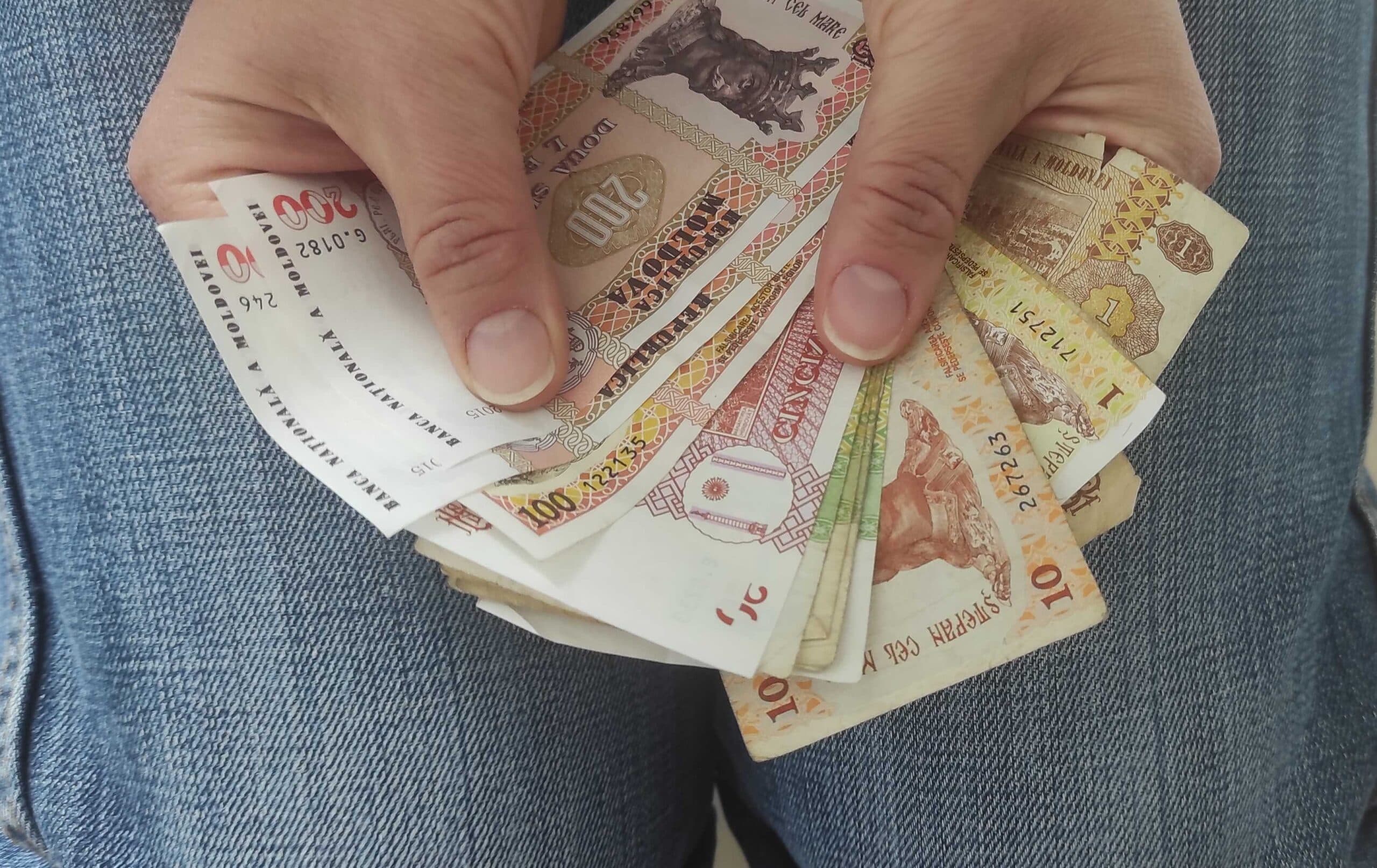 Средняя зарплата в Молдове снизилась за квартал на 2,3%