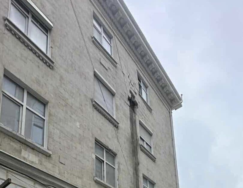 Incident în centrul Chișinăului: parte dintr-un zid s-a prăbușit în timpul renovării