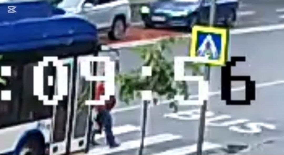 (VIDEO) Troleibuzul a fost la un pas să lovească o femeie pe trecerea din Chișinău