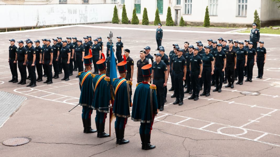 Peste 100 de tineri au depus jurământul pentru Republica Moldova în sistemul MAI