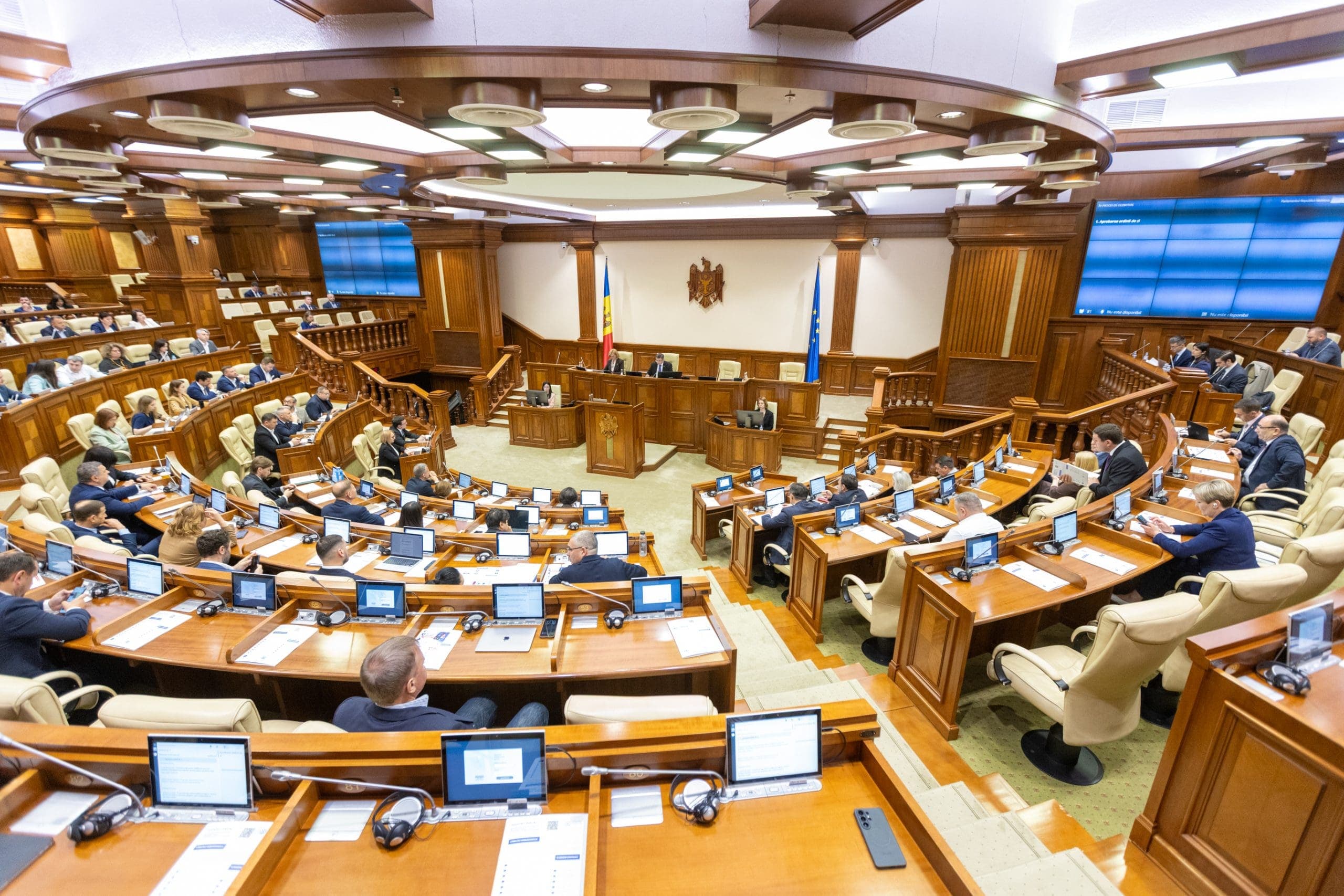 Parlamentul a înființat o Comisie de anchetă pentru escrocheriile telefonice, condusă de Lilian Carp