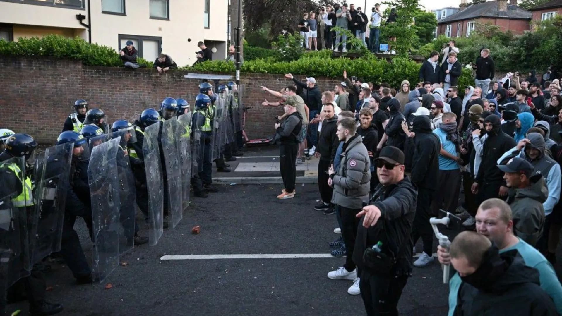 Proteste violente în Marea Britanie: Poliția a reținut un adolescent înjunghiat