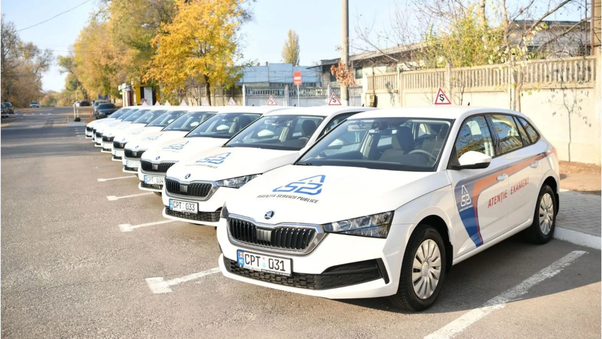 Instructorii auto pot asista la examenul practic pentru permis în cadrul unui proiect pilot