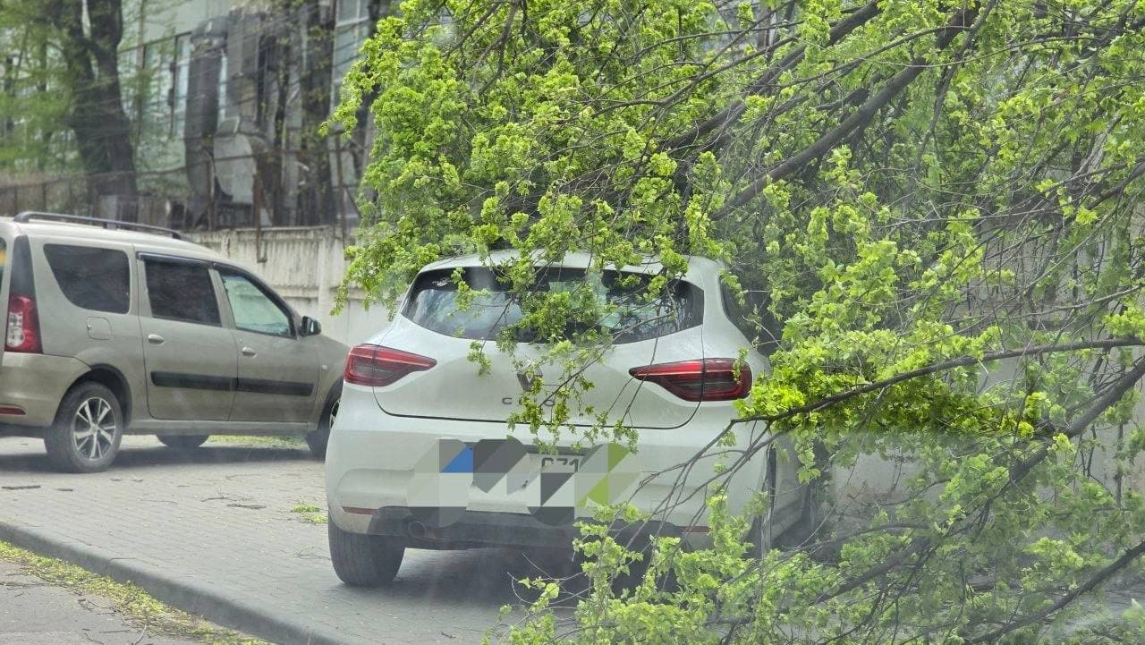 Ambulanță blocată în noroi și arbori doborâți de vânt pe 2 iunie 2026
