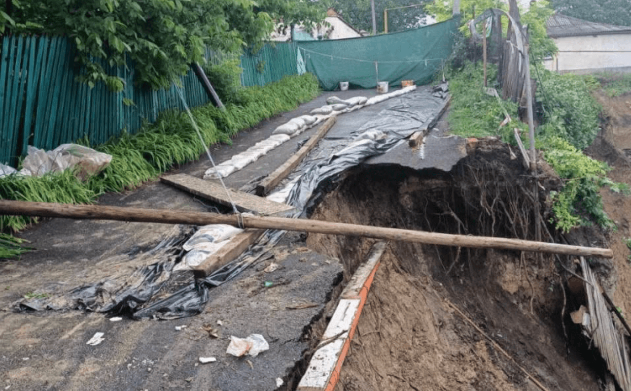Surparea unui drum local în Ialoveni afectează circulația rutieră