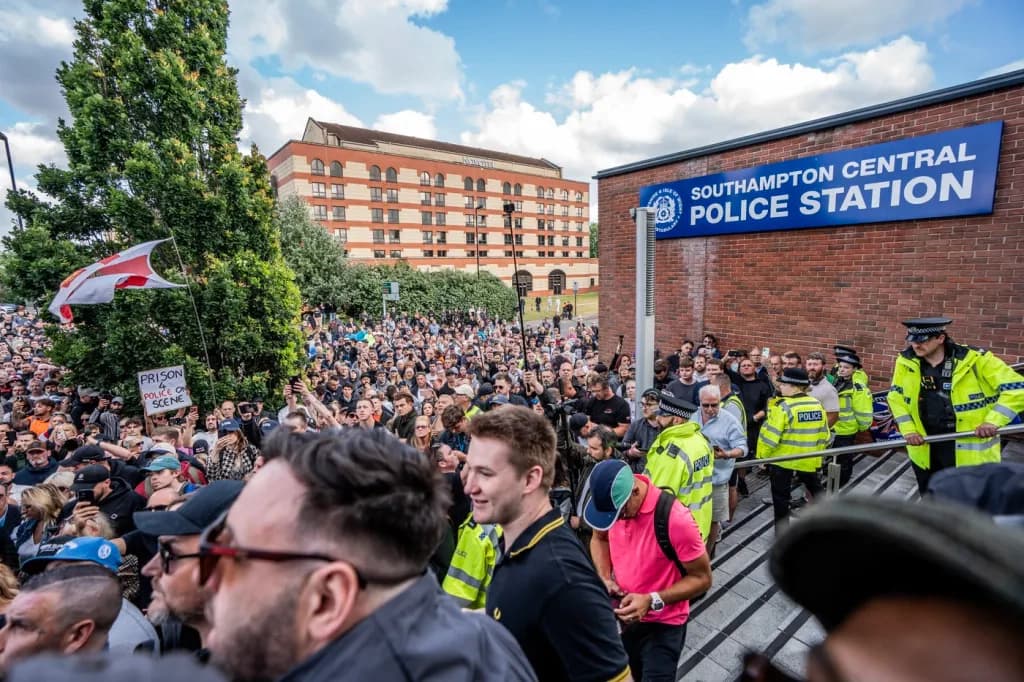 Proteste în Marea Britanie după arestarea greșită a unui adolescent înjunghiat