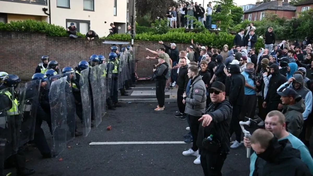 Proteste violente în Southampton după moartea unui tânăr de 18 ani - VIDEO