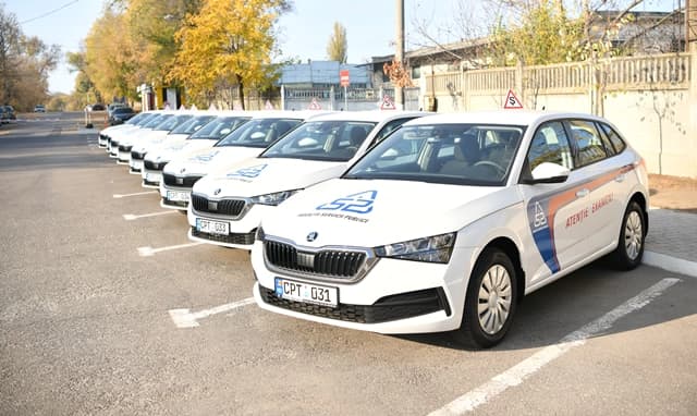 Instructorii auto pot participa la proba practică pentru permisul B până în 2026