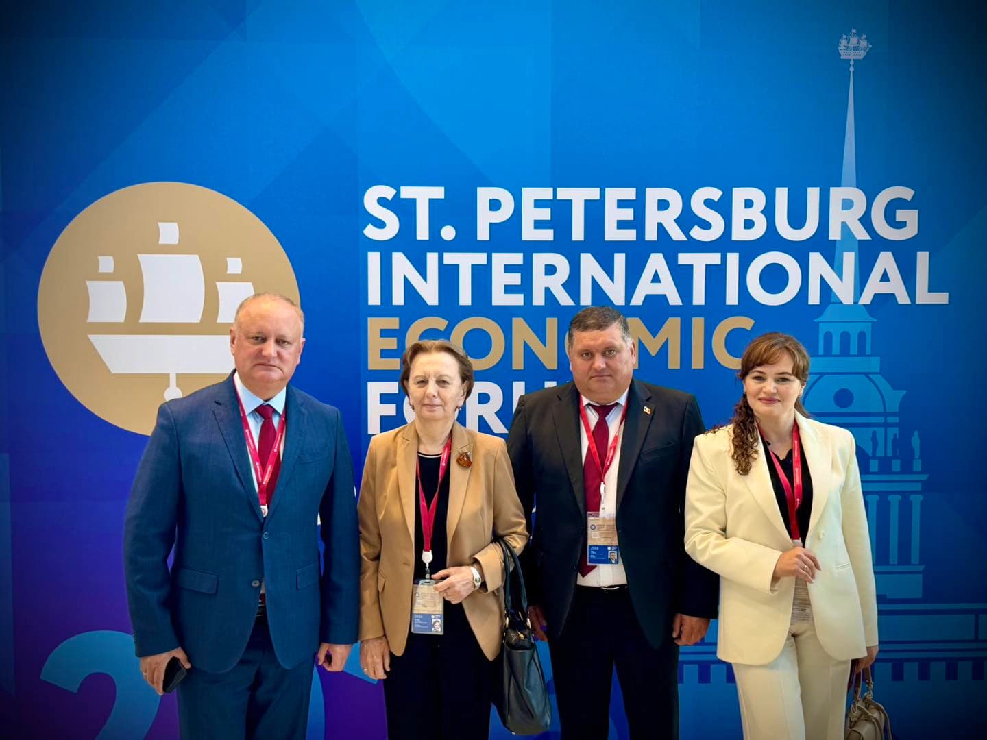 Ilan Șor și eurodeputata Diana Șoșoacă surprinși la Forumul Economic de la Sankt Petersburg — imagine 4
