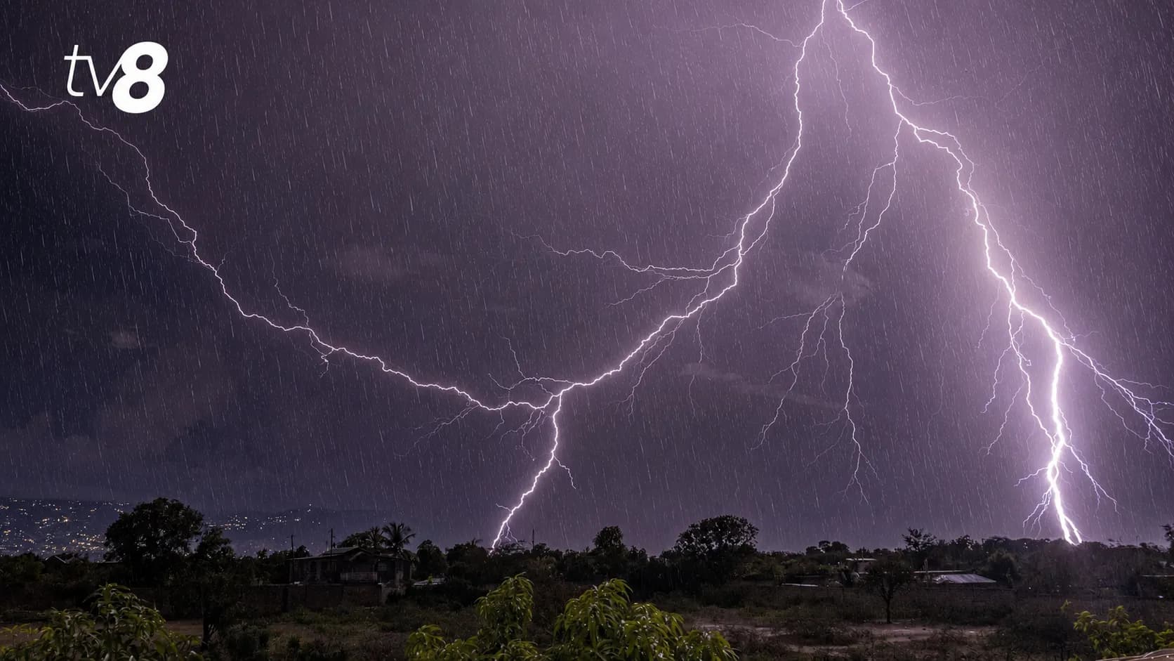 Alerte meteo de ploi abundente în Moldova: Detalii despre avertismente